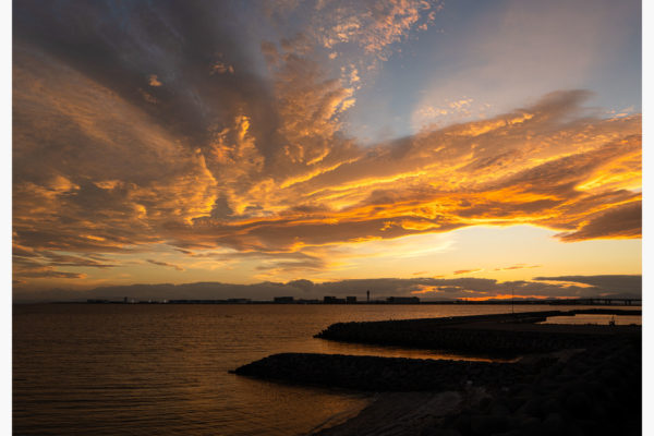 ※追記あり：Lightroomがパノラマのはじっこを自動生成する便利機能を搭載していた