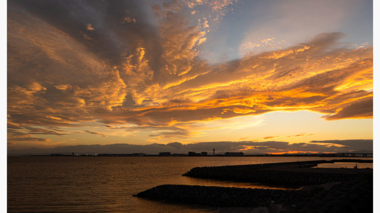 ※追記あり：Lightroomがパノラマのはじっこを自動生成する便利機能を搭載していた