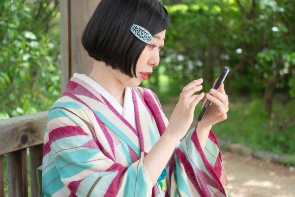 オフショット：スマホを持っているところ